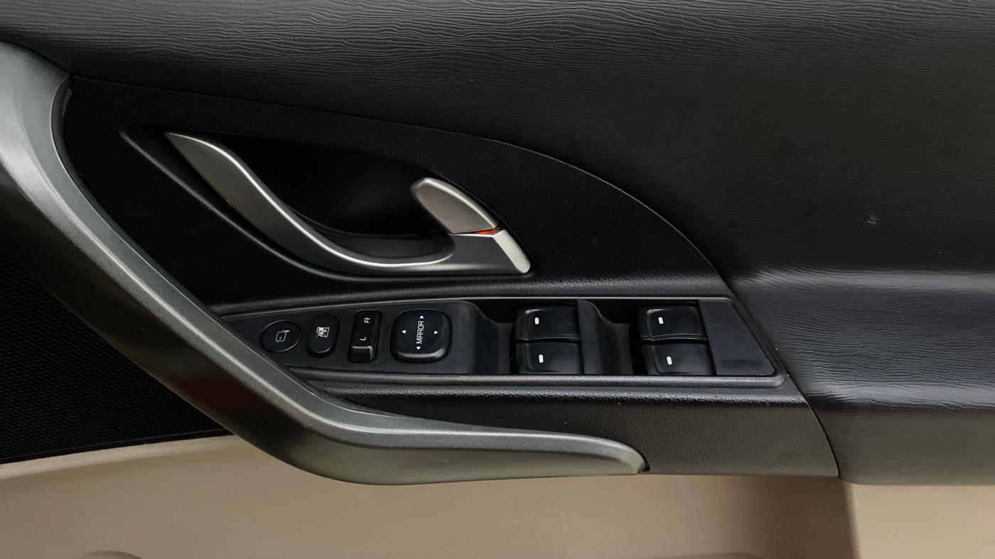 2017 Mahindra XUV500 W10 AWD AT, Diesel, Automatic, 73,537 km, Driver Side Door Panels Control