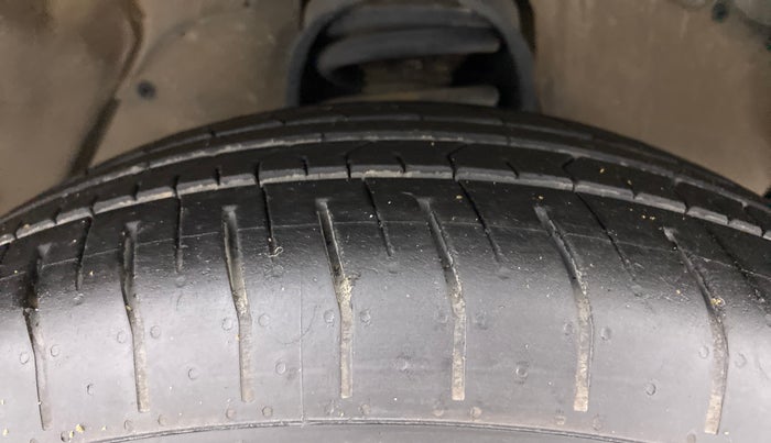 2017 Toyota Innova Crysta 2.8 ZX AT 7 STR, Diesel, Automatic, 90,942 km, Right Front Tyre Tread
