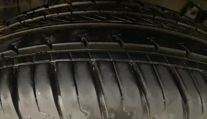 2015 Renault Duster 110 PS RXL DIESEL, Diesel, Manual, 1,04,256 km, Right Front Tyre Tread