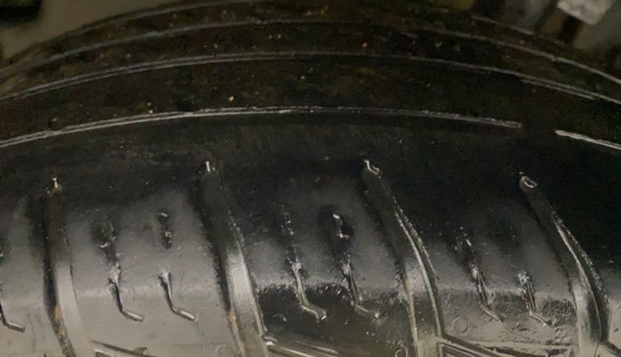 2015 Renault Duster 110 PS RXL DIESEL, Diesel, Manual, 1,04,256 km, Left Rear Tyre Tread