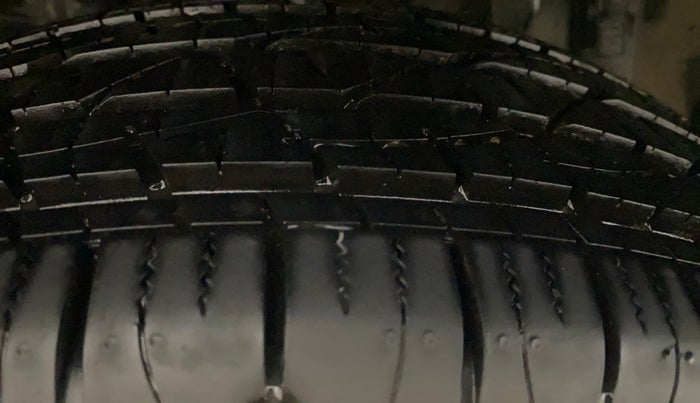 2015 Renault Duster 110 PS RXL DIESEL, Diesel, Manual, 1,04,256 km, Right Rear Tyre Tread