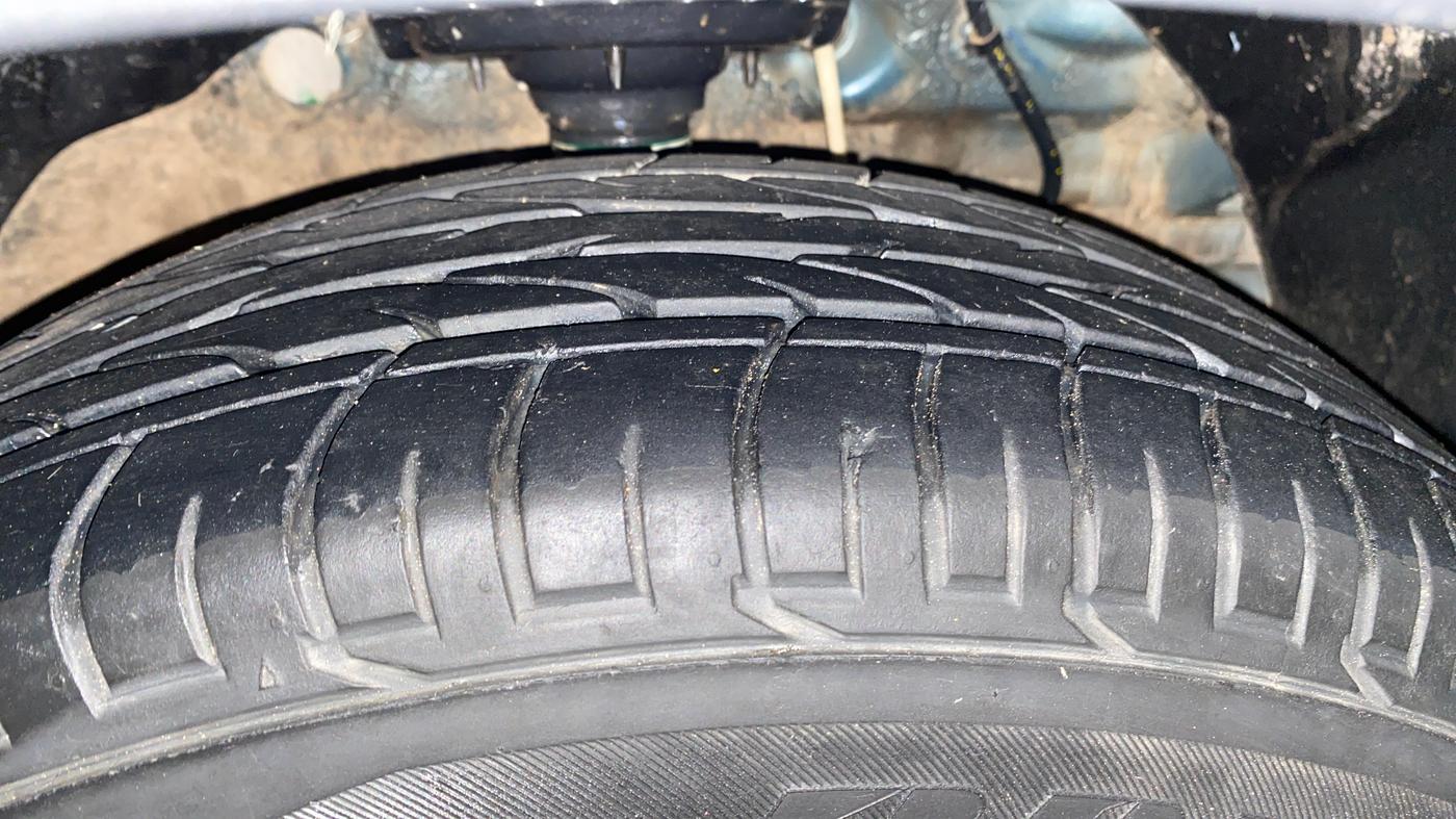 2022 Mahindra XUV300 W6 1.5 DIESEL AMT, Diesel, Automatic, 17,803 km, Right Front Tyre Tread