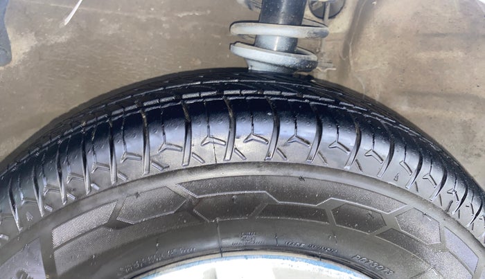 2015 Maruti Alto 800 LXI CNG, CNG, Manual, 61,064 km, Left Front Tyre Tread