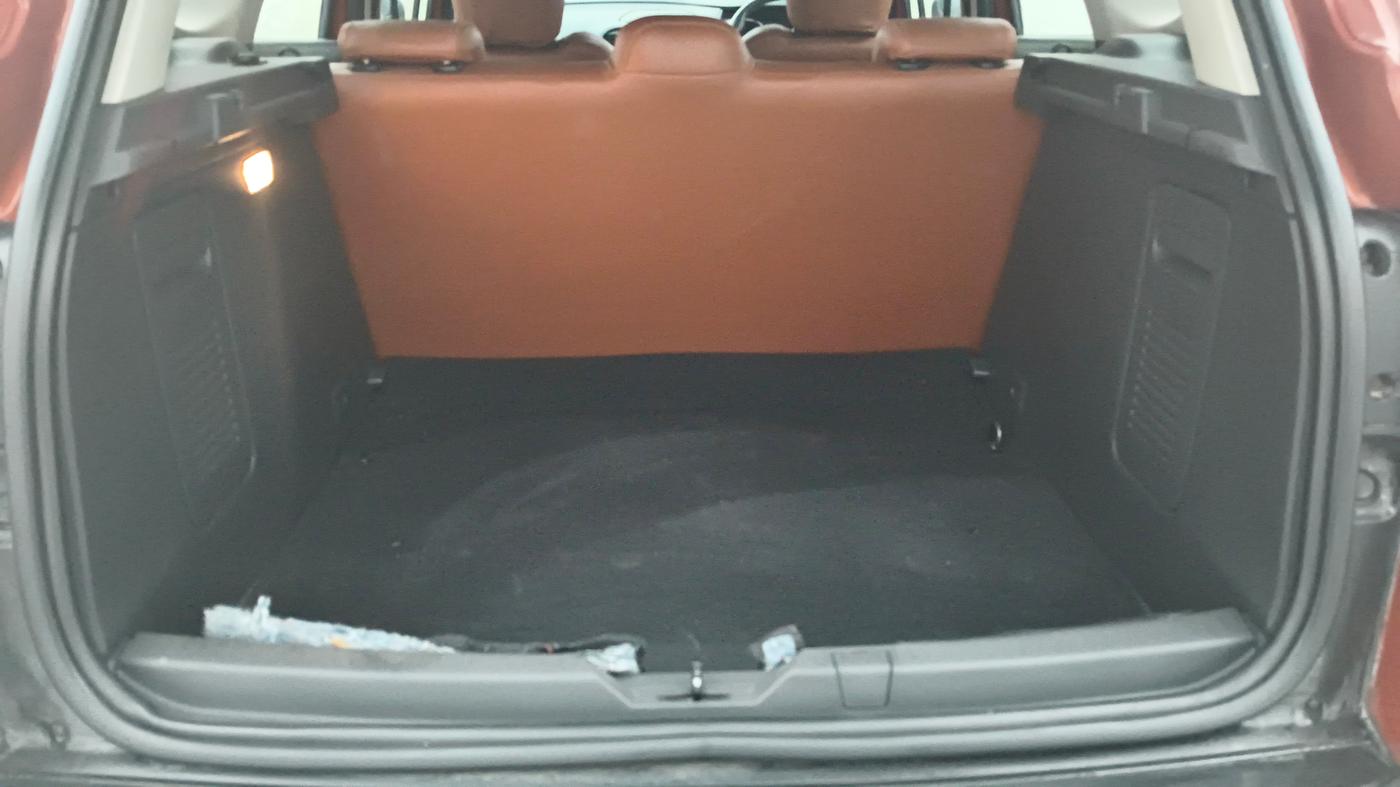 2018 Renault Captur RXT DIESEL DUAL TONE, Diesel, Manual, 1,01,085 km, Boot Inside