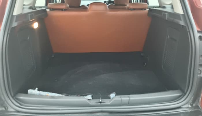 2018 Renault Captur RXT DIESEL DUAL TONE, Diesel, Manual, 1,01,085 km, Boot Inside