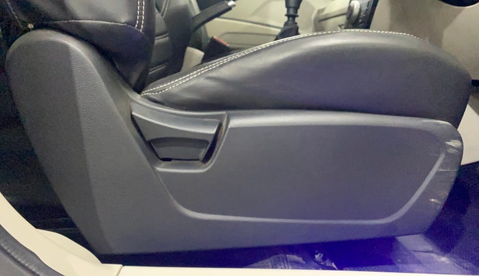 2023 Mahindra XUV300 W4 1.2 PETROL, Petrol, Manual, 8,022 km, Driver Side Adjustment Panel