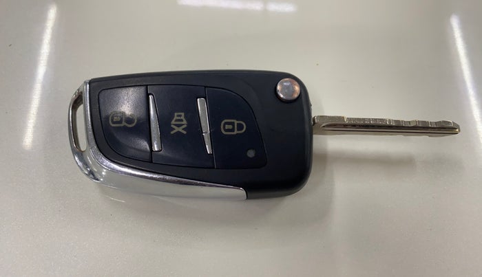 2023 Mahindra XUV300 W4 1.2 PETROL, Petrol, Manual, 8,022 km, Key Close Up