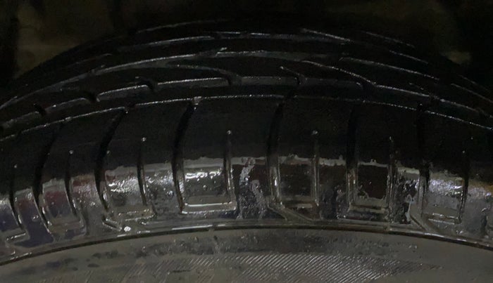 2023 Mahindra XUV300 W4 1.2 PETROL, Petrol, Manual, 8,022 km, Left Front Tyre Tread