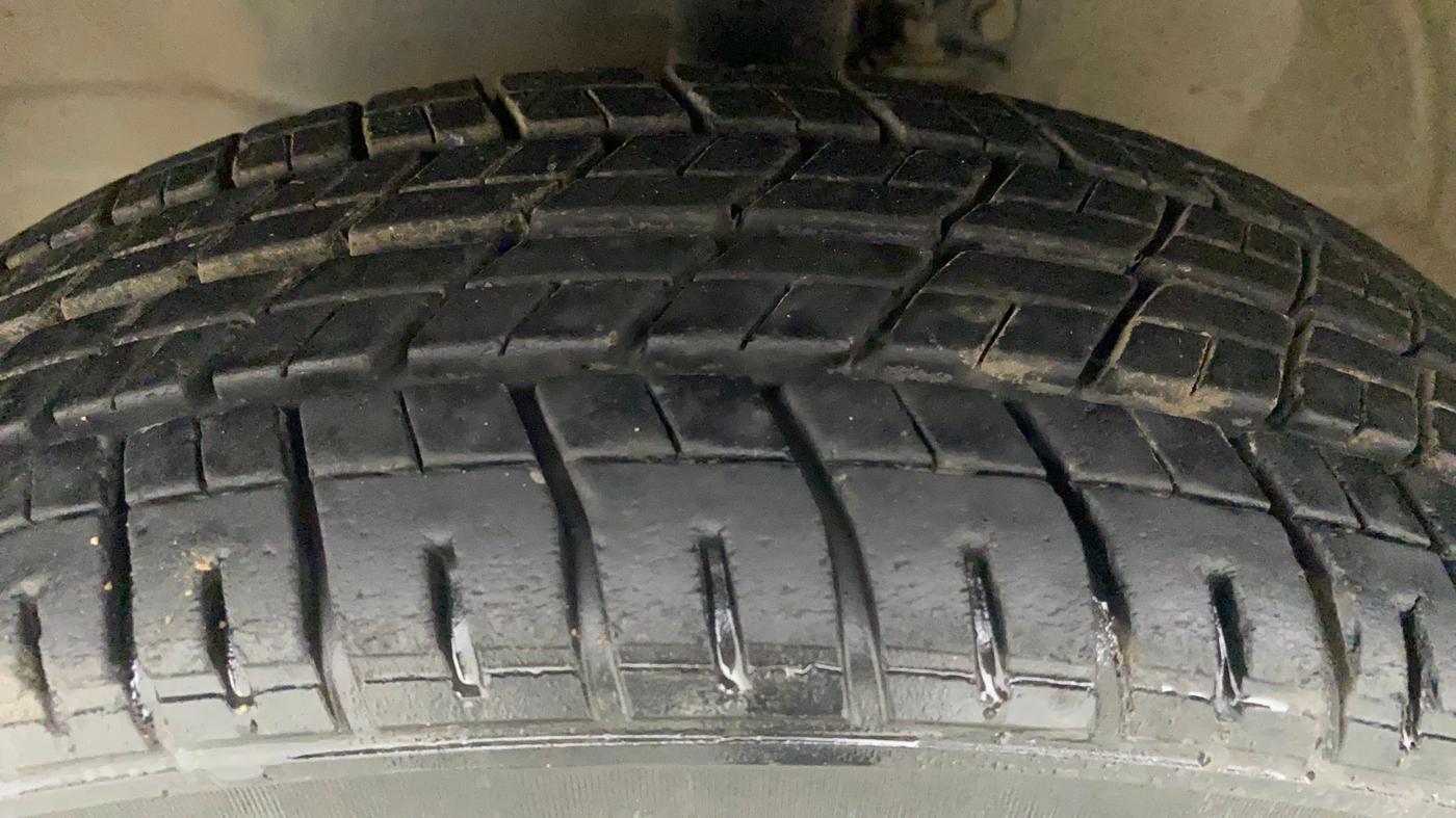 2015 Maruti Wagon R 1.0 VXI AMT, Petrol, Automatic, 54,332 km, Left Front Tyre Tread