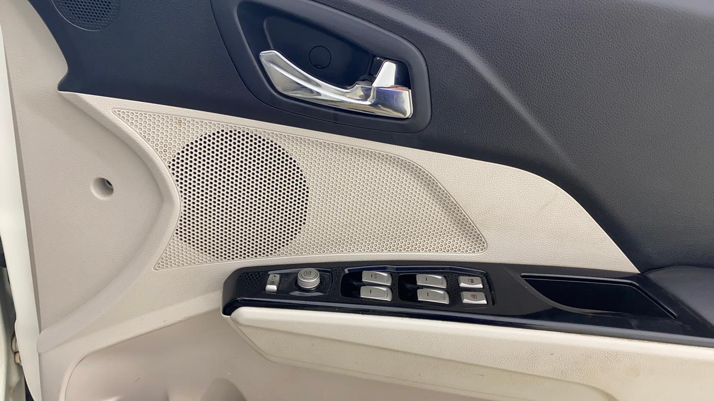 2023 Mahindra XUV300 W8 (O) 1.5 DIESEL AMT, Diesel, Automatic, 90,866 km, Driver Side Door Panels Control
