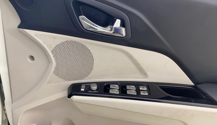2023 Mahindra XUV300 W8 (O) 1.5 DIESEL AMT, Diesel, Automatic, 90,866 km, Driver Side Door Panels Control