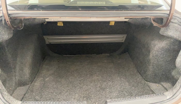 2015 Volkswagen Vento HIGHLINE 1.6 MPI, Petrol, Manual, 71,482 km, Boot Inside