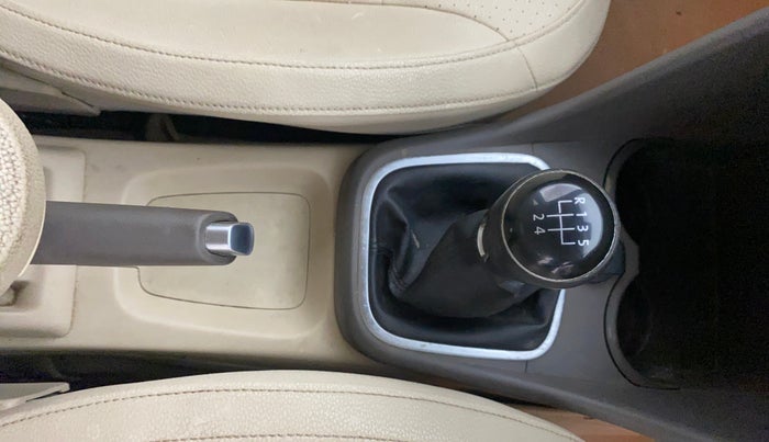 2015 Volkswagen Vento HIGHLINE 1.6 MPI, Petrol, Manual, 71,482 km, Gear Lever