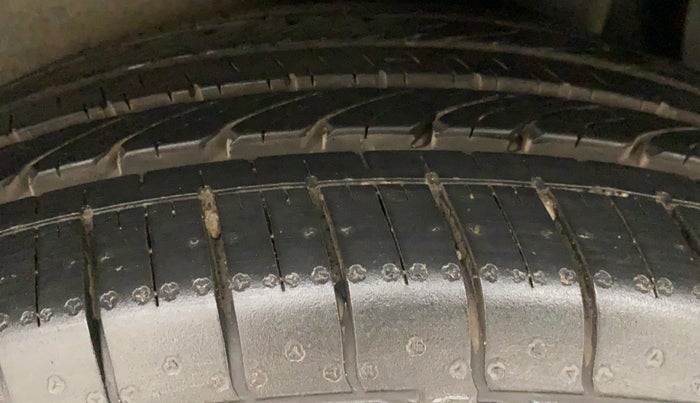 2018 Hyundai Creta SX 1.6 PETROL DUAL TONE, Petrol, Manual, 27,857 km, Left Rear Tyre Tread