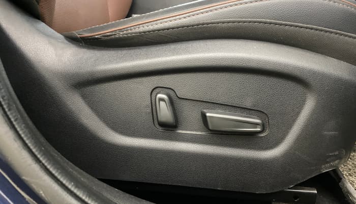 2023 Hyundai ALCAZAR  SIGNATURE (O) DCT 1.5 PETROL 7STR, Petrol, Automatic, 36,279 km, Driver Side Adjustment Panel
