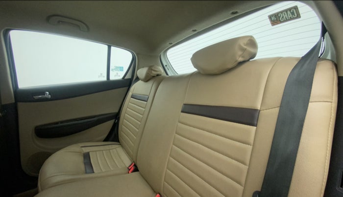 2014 Hyundai i20 SPORTZ 1.4 CRDI, Diesel, Manual, 1,24,528 km, Right Side Rear Door Cabin