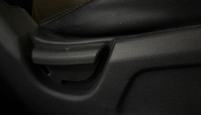 2020 Hyundai Elite i20 MAGNA PLUS 1.2, CNG, Manual, 68,222 km, Driver Side Adjustment Panel