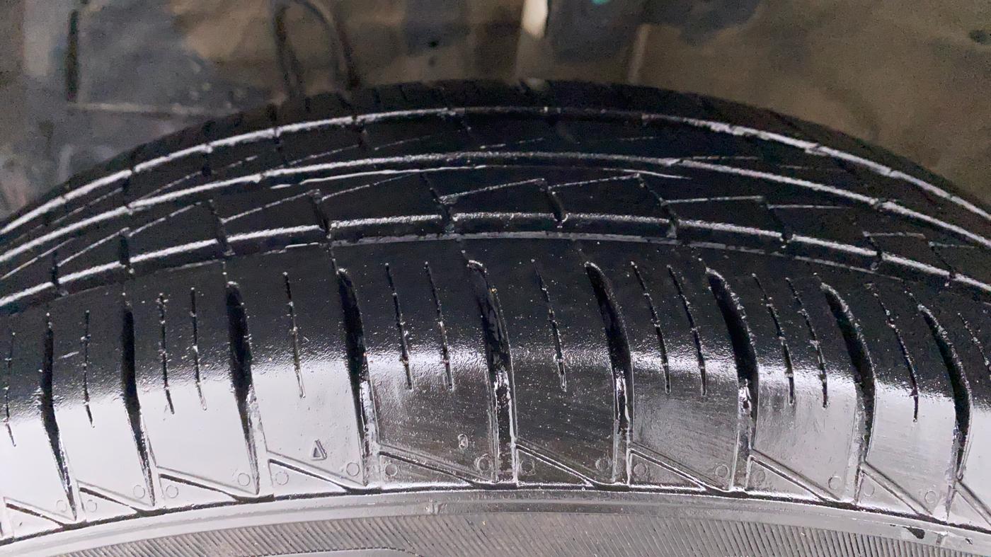2014 Maruti Swift Dzire VXI, Petrol, Manual, 72,944 km, Left Front Tyre Tread