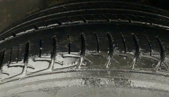 2015 Maruti Ciaz VXI+, Petrol, Manual, 79,817 km, Left Rear Tyre Tread