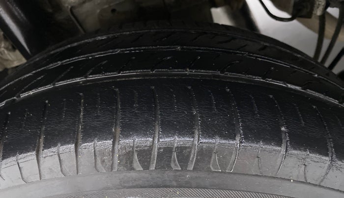 2016 Mahindra Kuv100 K8 D 6 STR, Diesel, Manual, 45,071 km, Right Rear Tyre Tread