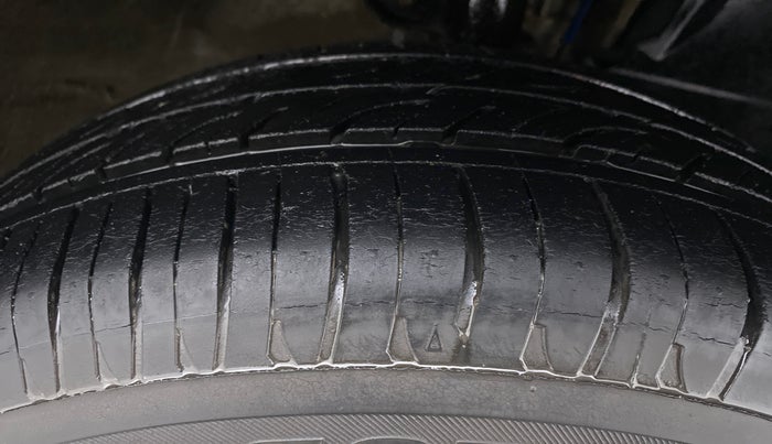 2016 Mahindra Kuv100 K8 D 6 STR, Diesel, Manual, 45,071 km, Right Front Tyre Tread