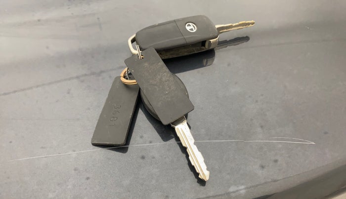 2015 Tata Zest XM PETROL, CNG, Manual, 52,534 km, Key Close Up