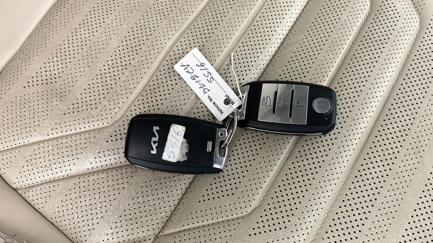 2022 KIA CARENS LUXURY PLUS 1.5 DIESEL AT 7 STR, Diesel, Automatic, 78,927 km, Key Close Up