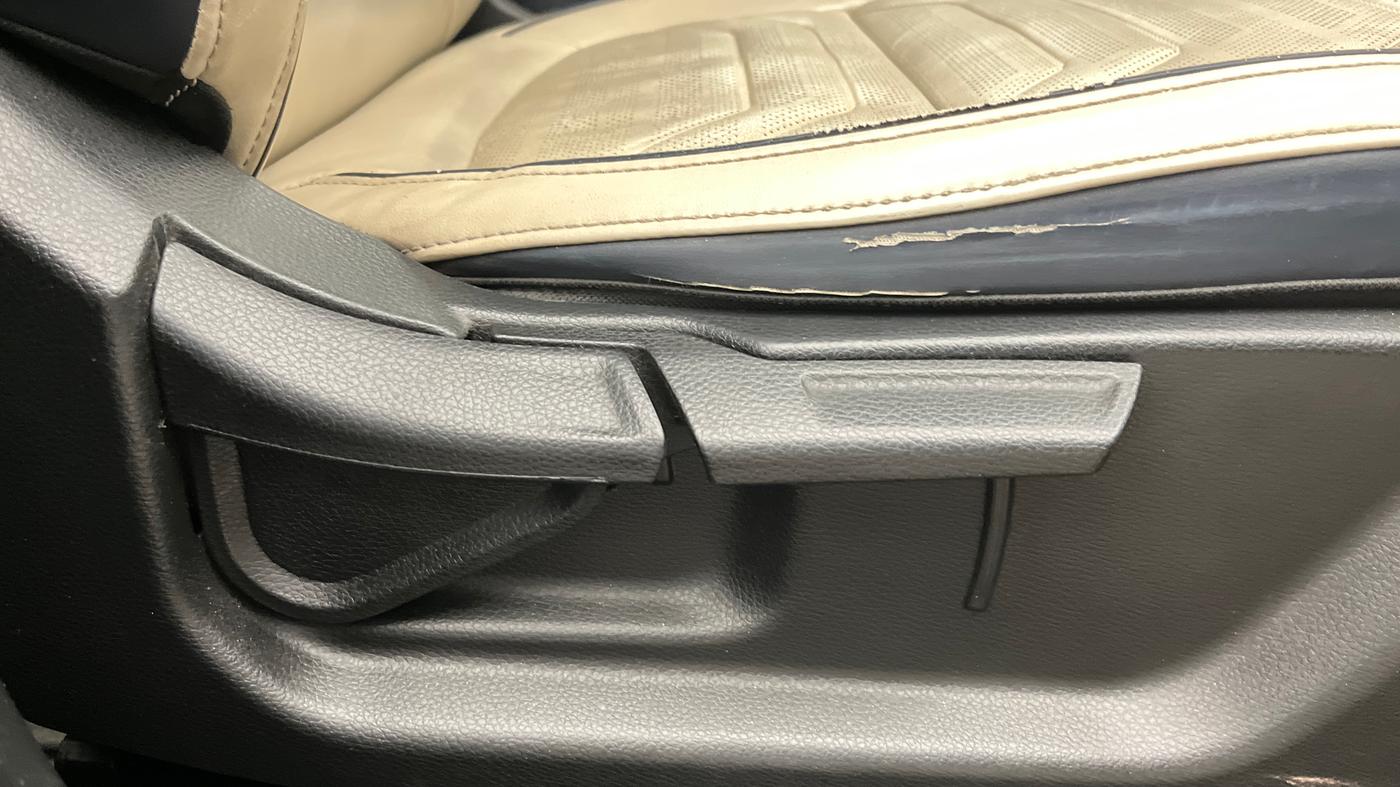 2022 KIA CARENS LUXURY PLUS 1.5 DIESEL AT 7 STR, Diesel, Automatic, 78,927 km, Driver Side Adjustment Panel