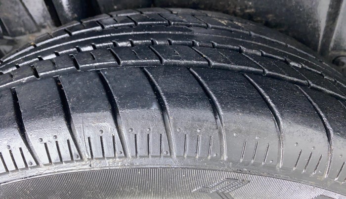 2014 Maruti Ertiga ZXI, Petrol, Manual, 73,818 km, Right Rear Tyre Tread