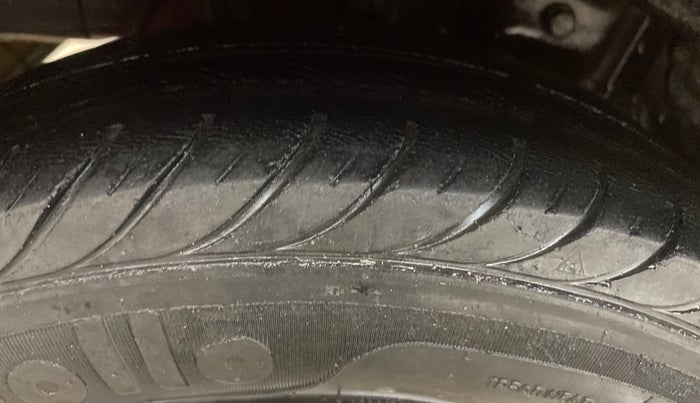 2015 Hyundai Eon MAGNA +, Petrol, Manual, 60,963 km, Right Rear Tyre Tread