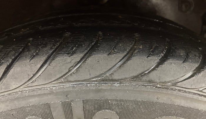 2015 Hyundai Eon MAGNA +, Petrol, Manual, 60,963 km, Right Front Tyre Tread