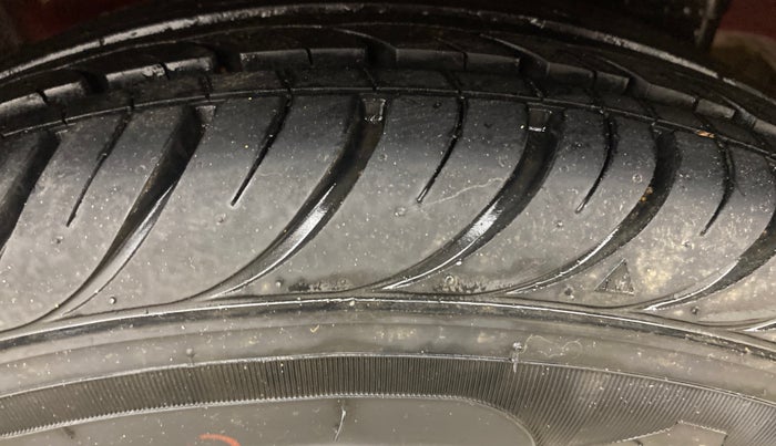 2015 Hyundai Eon MAGNA +, Petrol, Manual, 60,963 km, Left Rear Tyre Tread