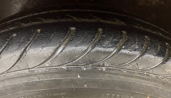 2015 Hyundai Eon MAGNA +, Petrol, Manual, 60,963 km, Left Front Tyre Tread