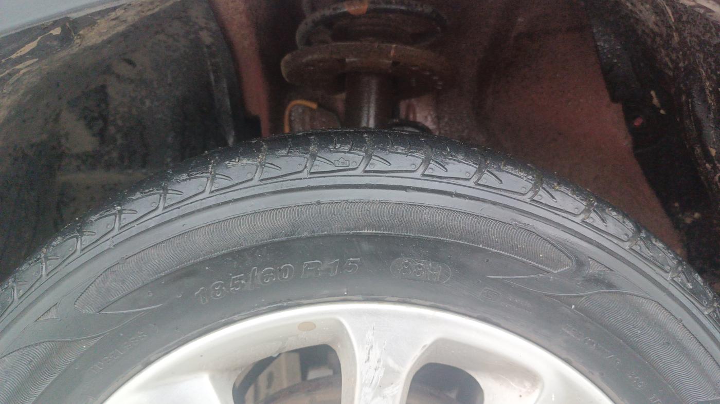 2017 Mahindra Kuv100 K8 6 STR, Petrol, Manual, 30,211 km, Left Front Tyre Tread