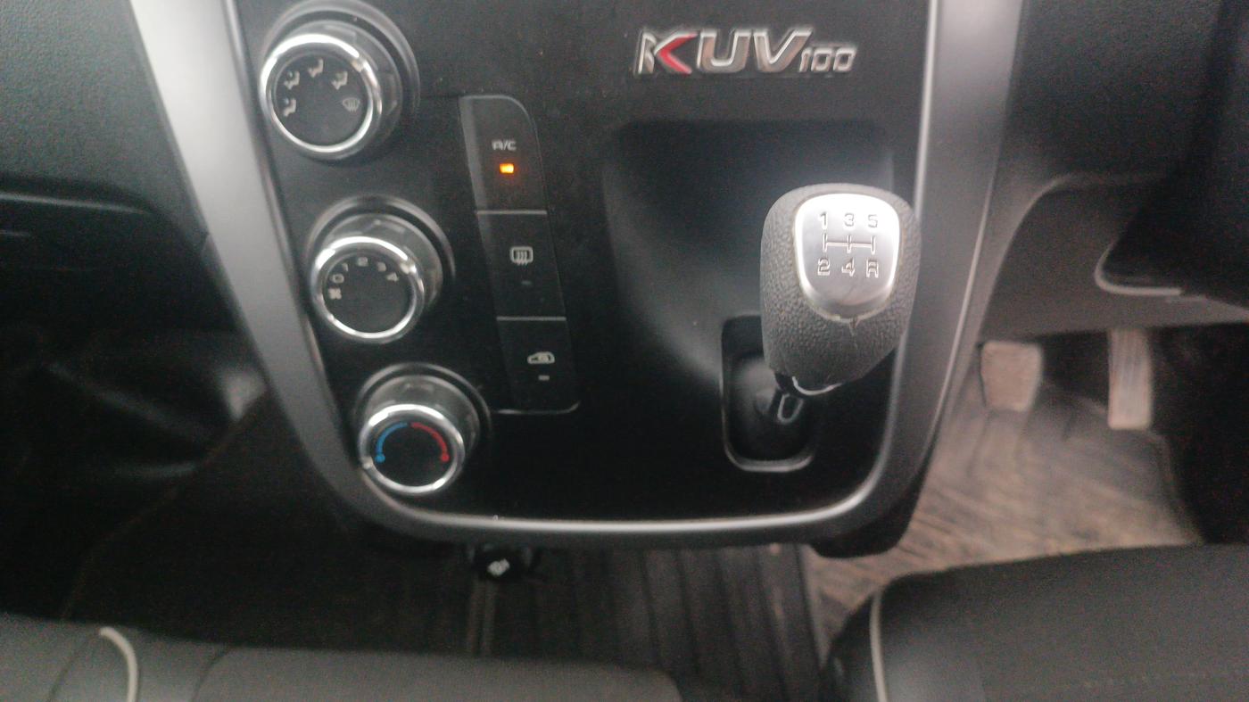 2017 Mahindra Kuv100 K8 6 STR, Petrol, Manual, 30,211 km, Gear Lever