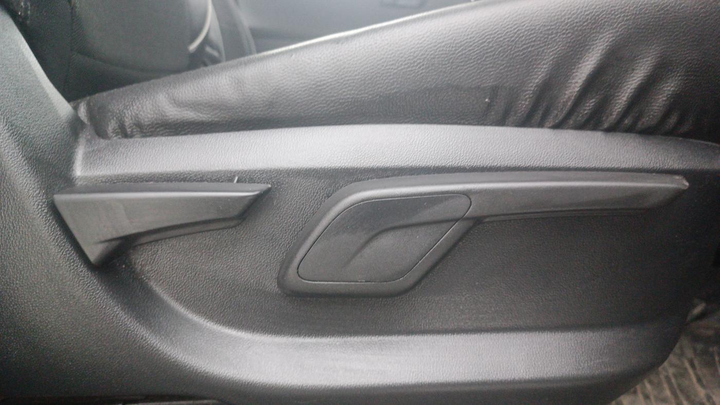 2017 Mahindra Kuv100 K8 6 STR, Petrol, Manual, 30,211 km, Driver Side Adjustment Panel