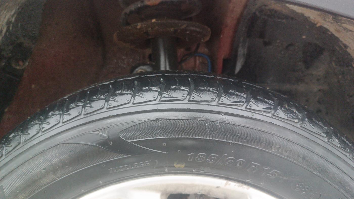 2017 Mahindra Kuv100 K8 6 STR, Petrol, Manual, 30,211 km, Right Front Tyre Tread