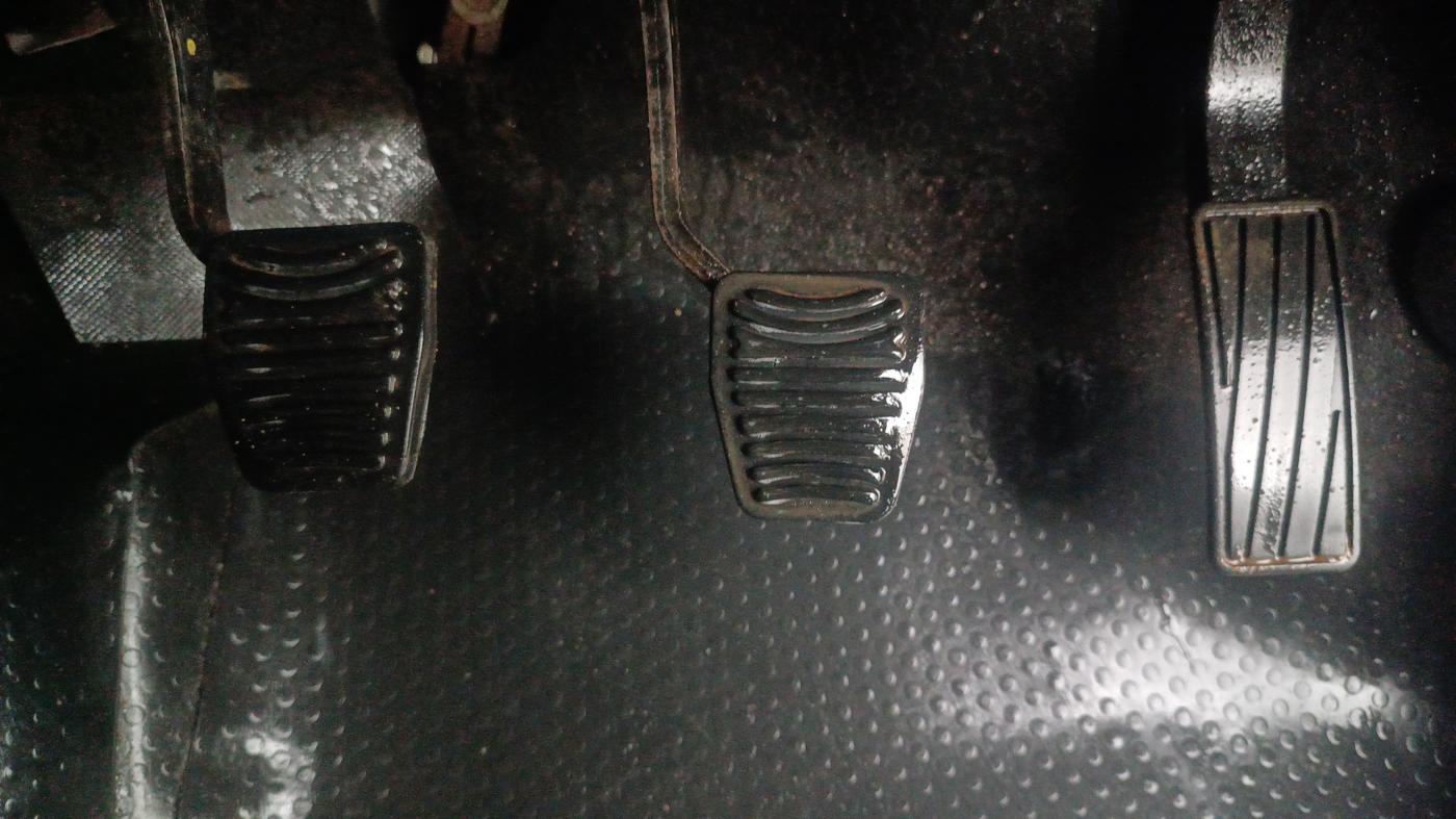 2017 Mahindra Kuv100 K8 6 STR, Petrol, Manual, 30,211 km, Pedals