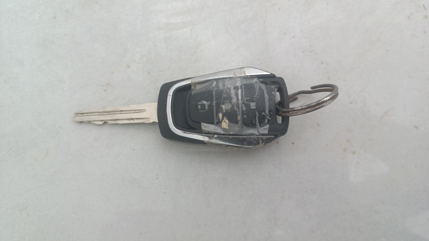2017 Mahindra Kuv100 K8 6 STR, Petrol, Manual, 30,211 km, Key Close Up