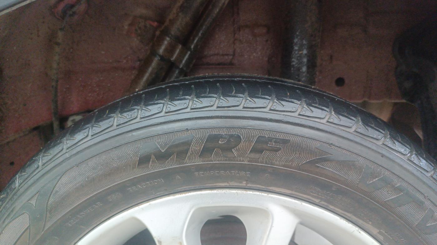 2017 Mahindra Kuv100 K8 6 STR, Petrol, Manual, 30,211 km, Left Rear Tyre Tread