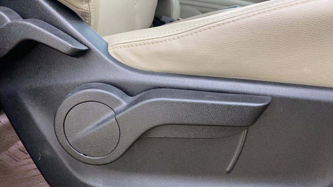 2018 Mahindra MARAZZO M8 7 STR, Diesel, Manual, 84,153 km, Driver Side Adjustment Panel