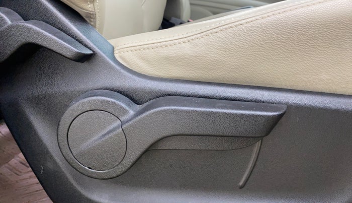 2018 Mahindra MARAZZO M8 7 STR, Diesel, Manual, 78,514 km, Driver Side Adjustment Panel