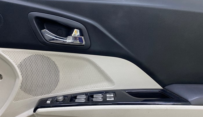 2020 Mahindra XUV300 W8 (O) 1.2 PETROL, Petrol, Manual, 28,357 km, Driver Side Door Panels Control
