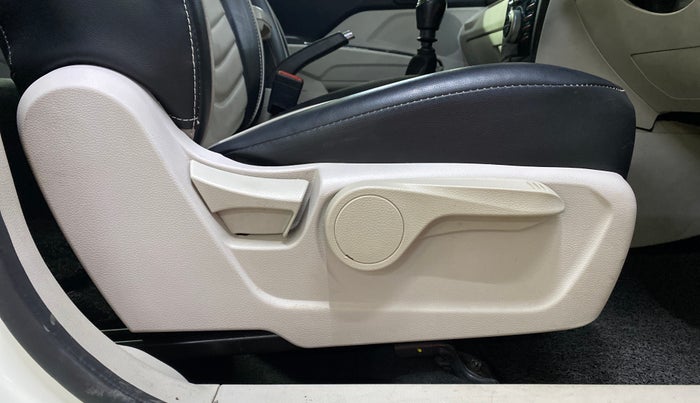 2020 Mahindra XUV300 W8 (O) 1.2 PETROL, Petrol, Manual, 28,357 km, Driver Side Adjustment Panel