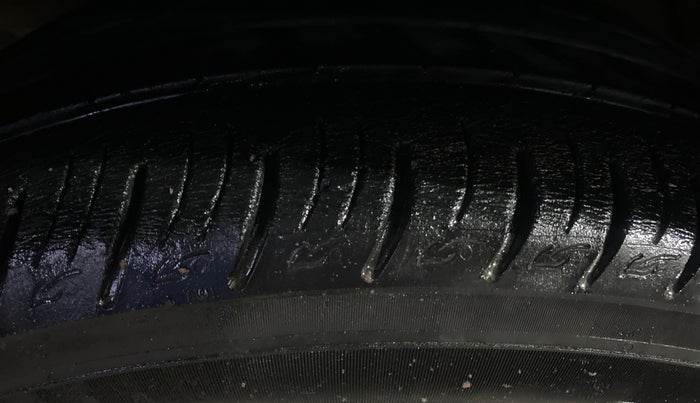 2020 Mahindra XUV300 W8 (O) 1.2 PETROL, Petrol, Manual, 28,357 km, Left Front Tyre Tread