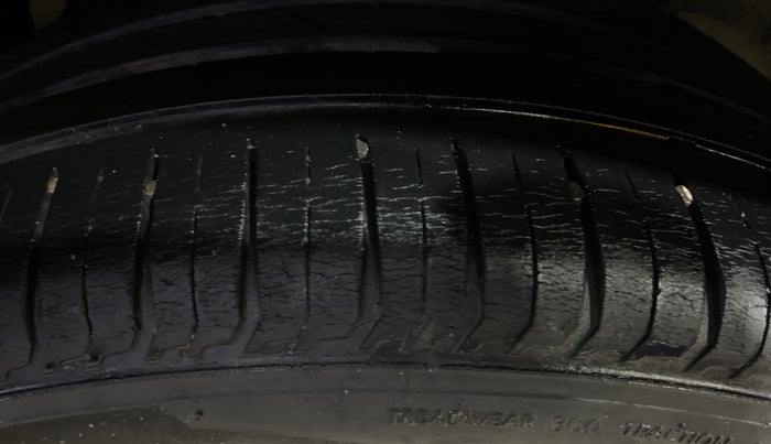 2020 Mahindra XUV300 W8 (O) 1.2 PETROL, Petrol, Manual, 28,357 km, Left Rear Tyre Tread
