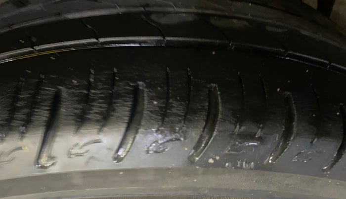 2020 Mahindra XUV300 W8 (O) 1.2 PETROL, Petrol, Manual, 28,357 km, Right Rear Tyre Tread