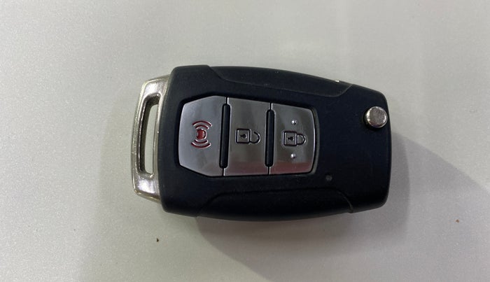 2020 Mahindra XUV300 W8 (O) 1.2 PETROL, Petrol, Manual, 28,357 km, Key Close Up