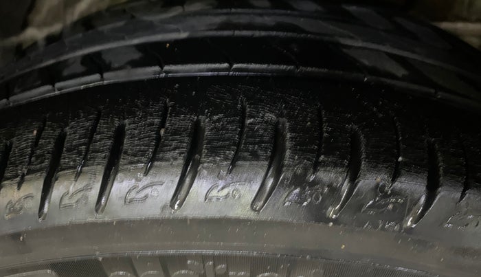 2020 Mahindra XUV300 W8 (O) 1.2 PETROL, Petrol, Manual, 28,357 km, Right Front Tyre Tread
