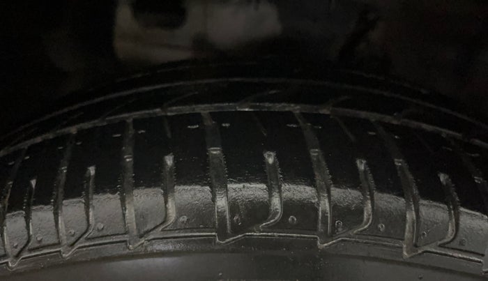 2020 Hyundai Elite i20 MAGNA PLUS 1.2, Petrol, Manual, 24,894 km, Left Front Tyre Tread